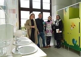 La edil de Educación Eva Iglesias, junto a Daniel Navarro, técnico municipal; Lucía Canga, directora del colegio; y Silvia Menéndez, de la empresa adjudicataria.