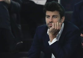 Gerard Piqué, propietario del Andorra, viendo un partido desde la grada.