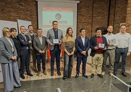 Responsables de las empresas premiadas, junto a la vicealcaldesa de Gijón, Ángela Pumariega, y el director gerente de Gijón Impulsa, entre otros.