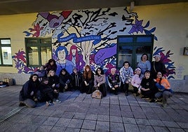 Mural contra la violencia de género realizado en Langreo, con la presencia de la cantante Marisa Valle Rosso.