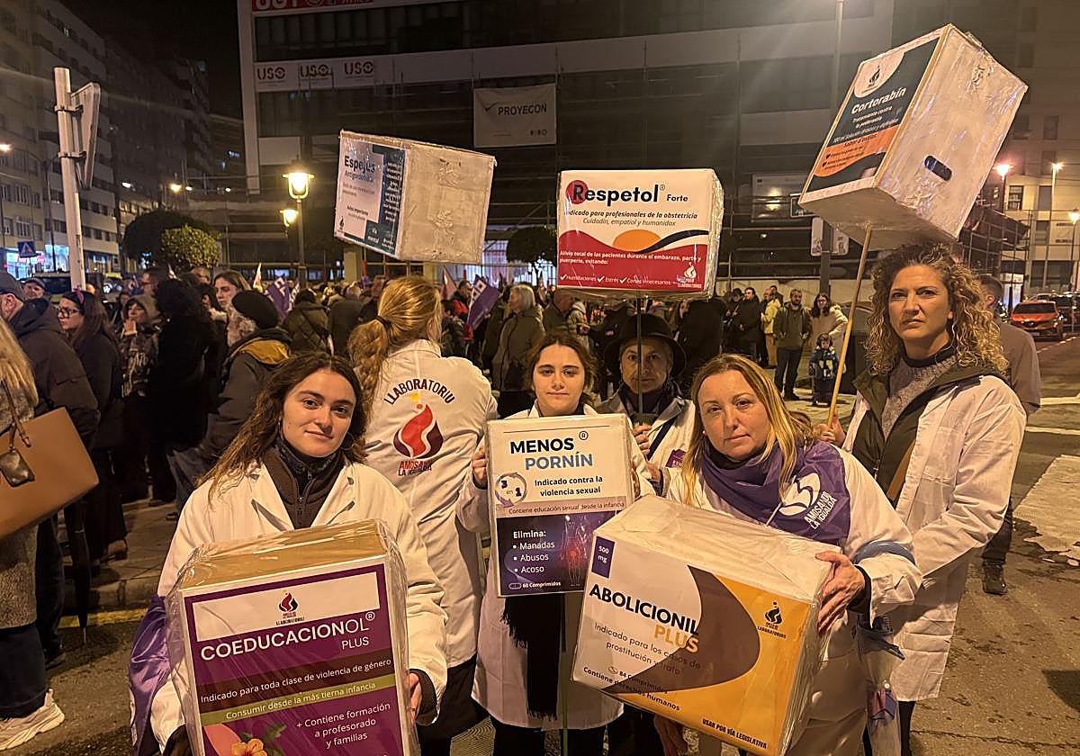 Saray Prieto, Nuria Nicolas, Chiara Suarez, Susana Casado y Patricia Tocino de Amosando la Igualdá se presentaron como farmacéuticas con «medicamentos para erradicar todas las violencias»