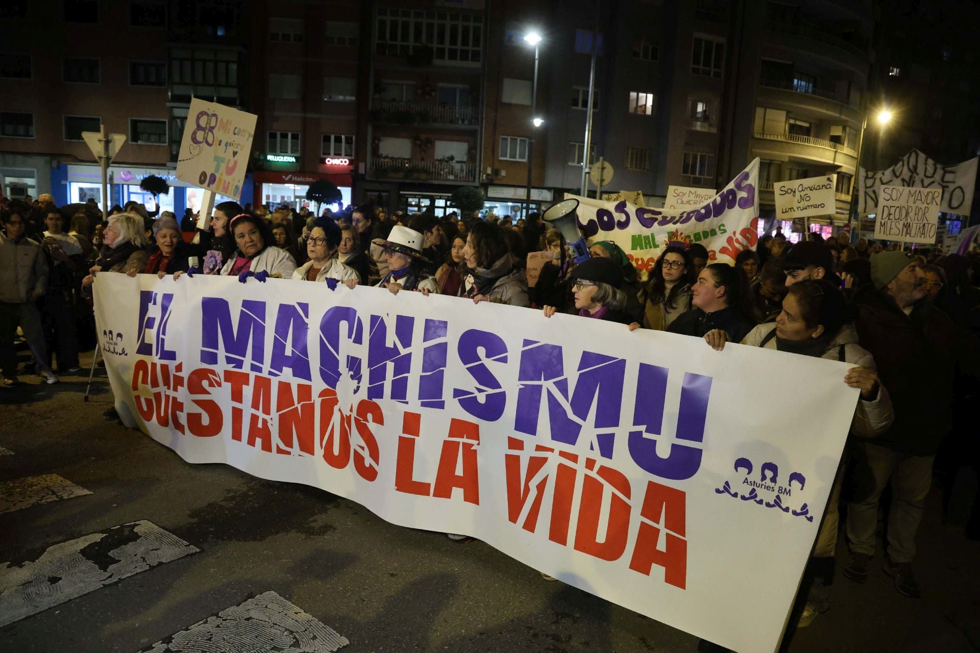 La manifestación contra la violencia machista en Avilés en imágenes