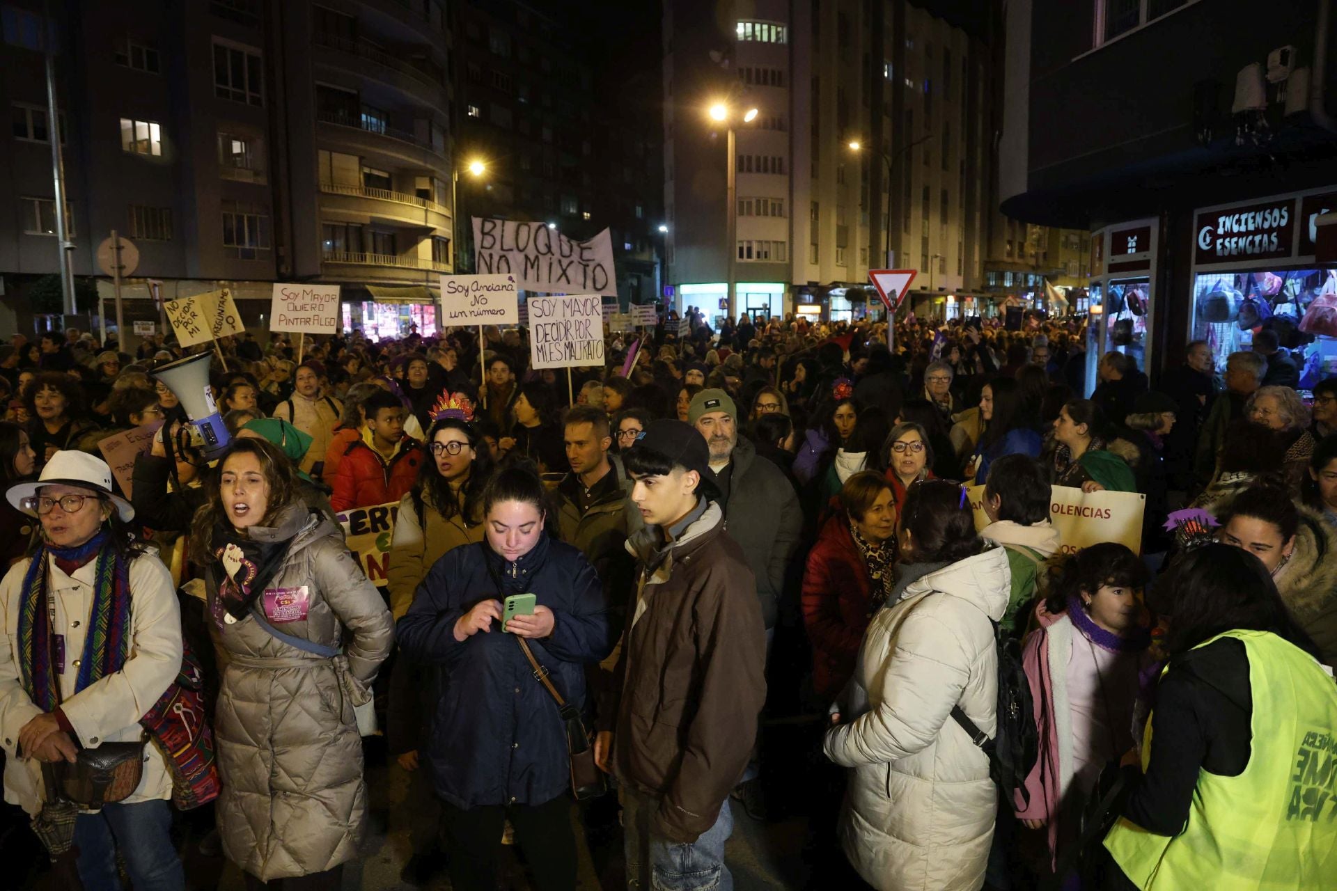 La manifestación contra la violencia machista en Avilés en imágenes