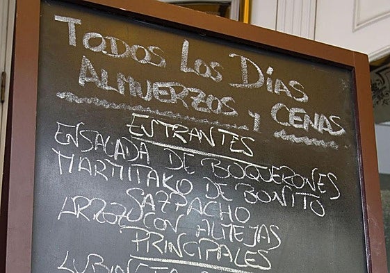 Cartel con un menú del día.