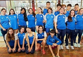 Foto de familia de los integrantes del Club Natación Avilés.