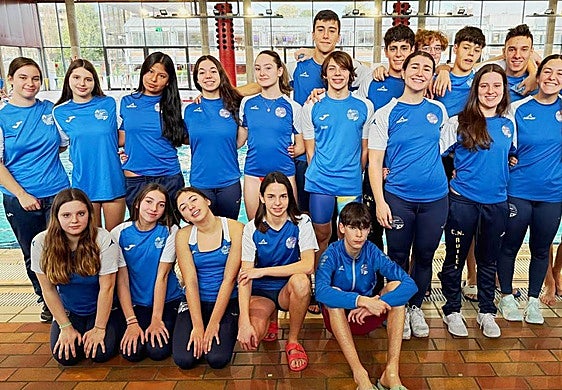 Foto de familia de los integrantes del Club Natación Avilés.