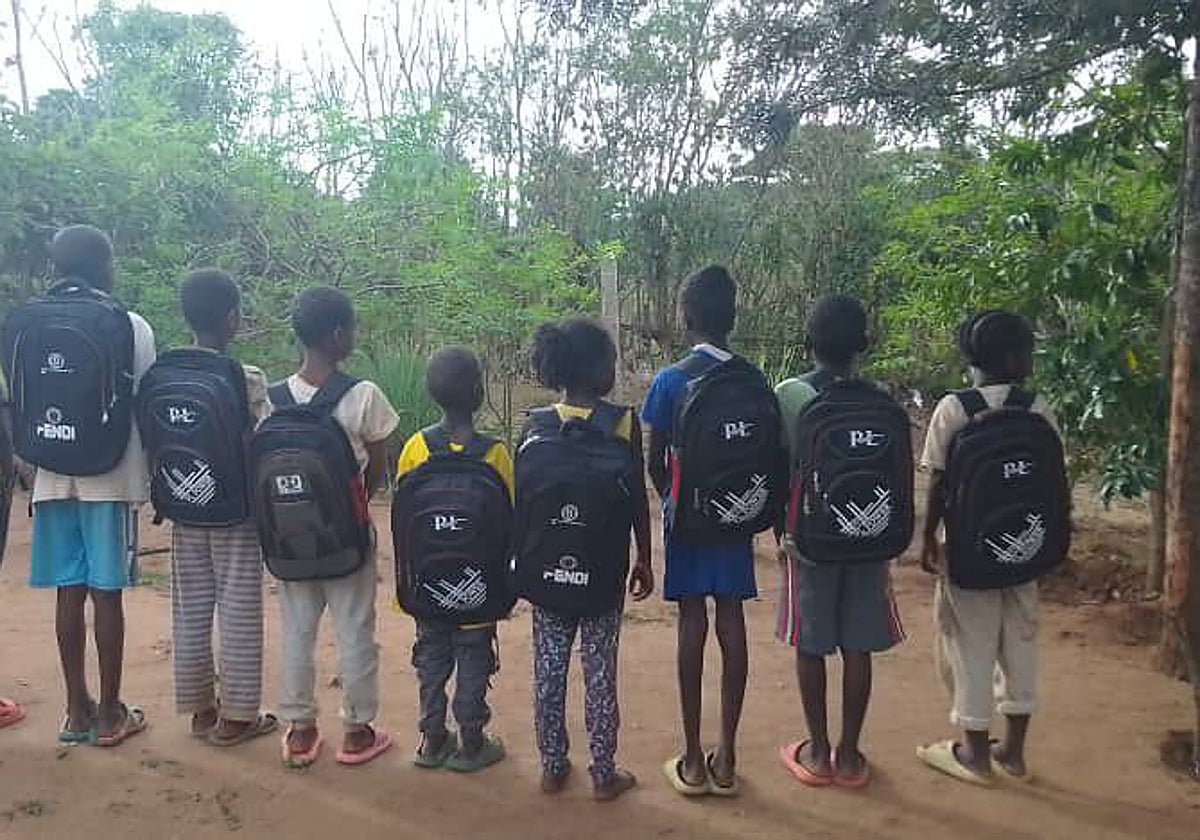 Uno de los grupos de niños de Etiopía ayudados por la asociación Soñando Muñecas