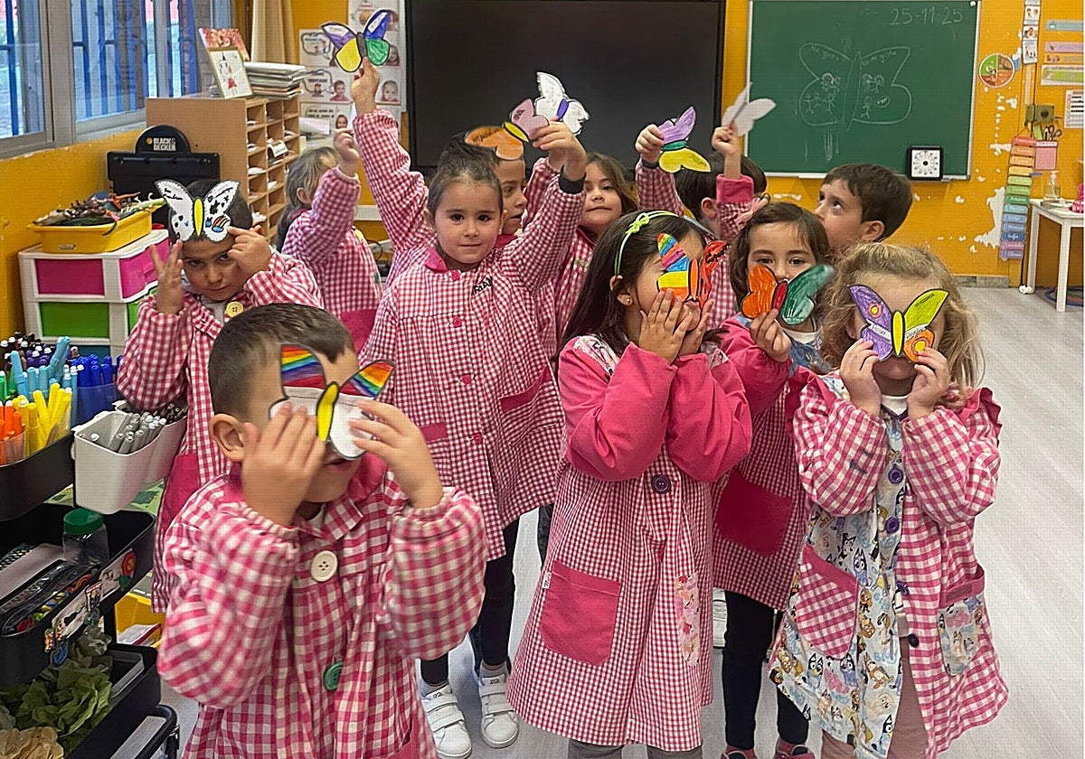 Alumnado de Infantil del Nicanor Piñole muestras sus mariposas, decoradas con motivo del 25N en recuerdo de las hermanas Mirabal.