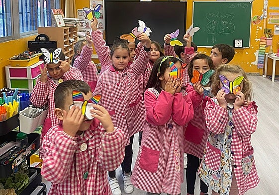 Alumnado de Infantil del Nicanor Piñole muestras sus mariposas, decoradas con motivo del 25N en recuerdo de las hermanas Mirabal.