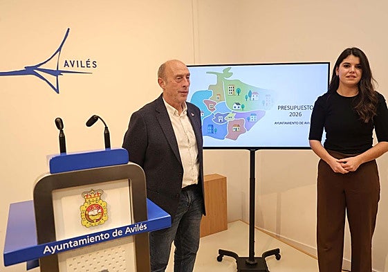Los concejales Agustín Medina y Raquel Ruiz, esta mañana, en la presentación del proyecto de Presupuesto Municipal de Avilés 2026.