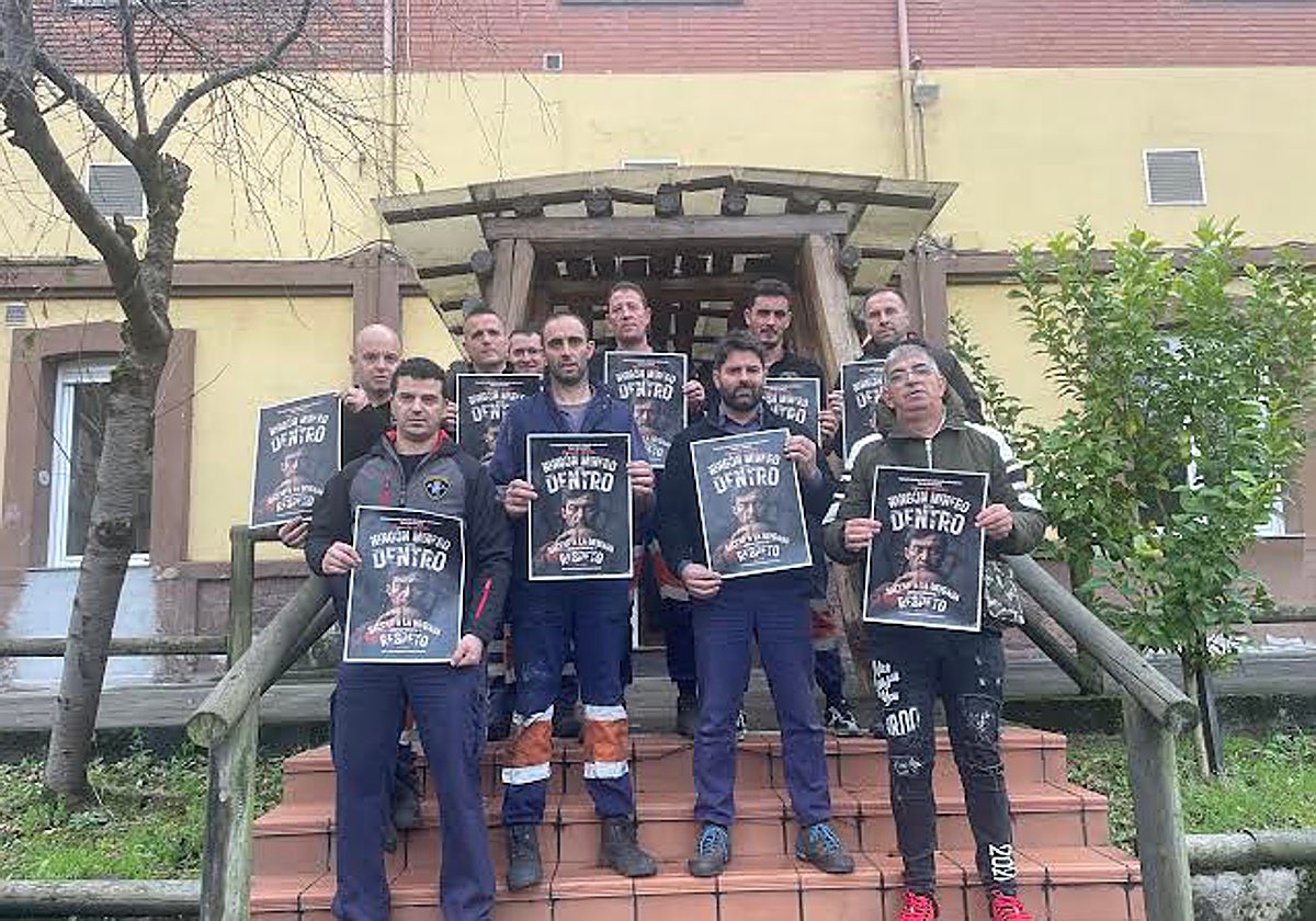 Miembros de la Brigada de Salvamento Minero y Julio García con el cartel anunciador de la concentración de este viernes