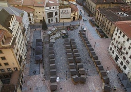Plano cenital de la plaza de la Catedral con las casetas del mercado instaladas.