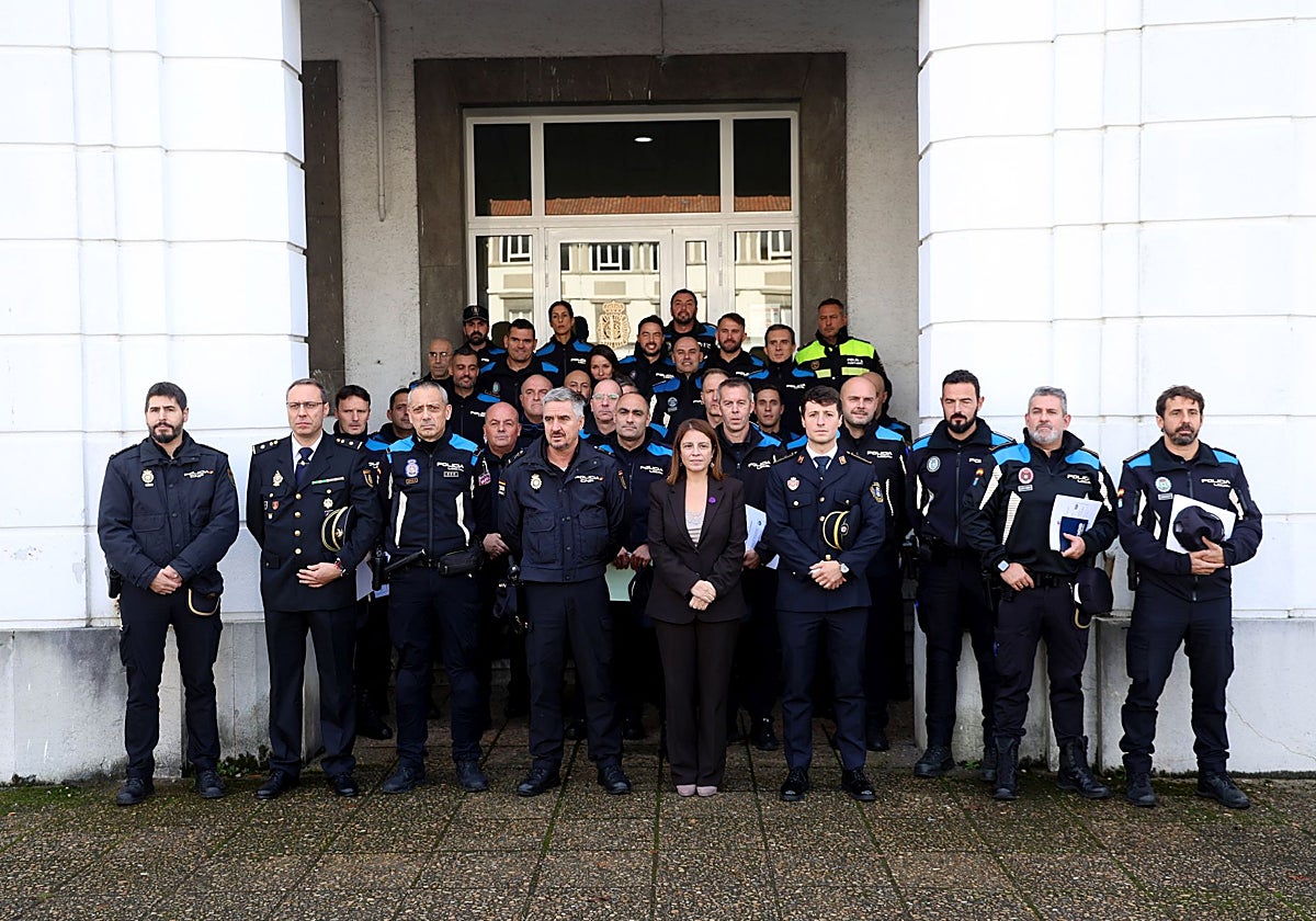 Los participantes en las dos jornadas de trabajo policial con Adriana Lastra, en el centro, e Ignacio Moreno Amatriaín, a su derecha.