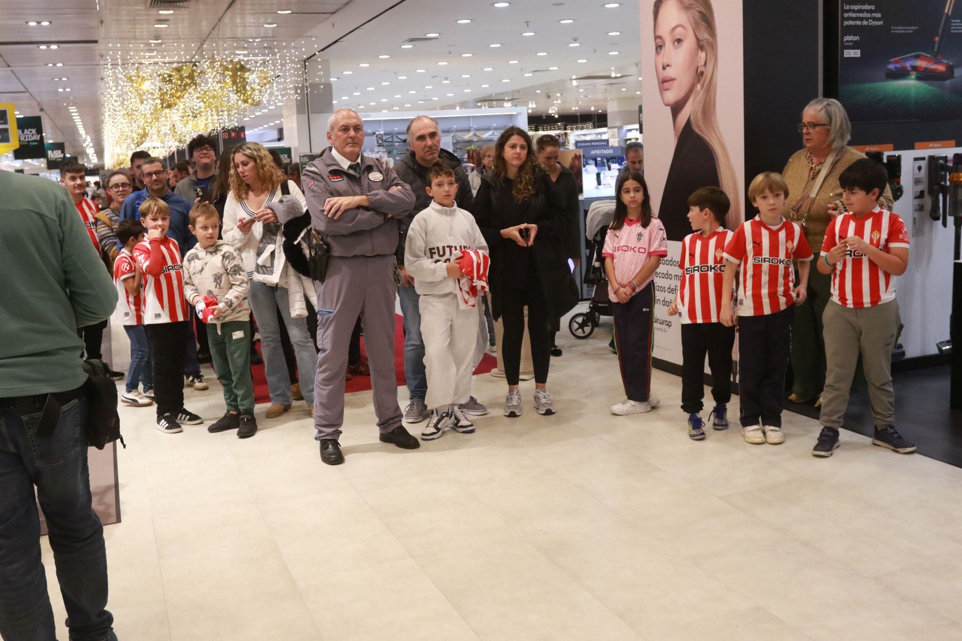 Los jugadores del Sporting firmaron autógrafos en El Corte Inglés