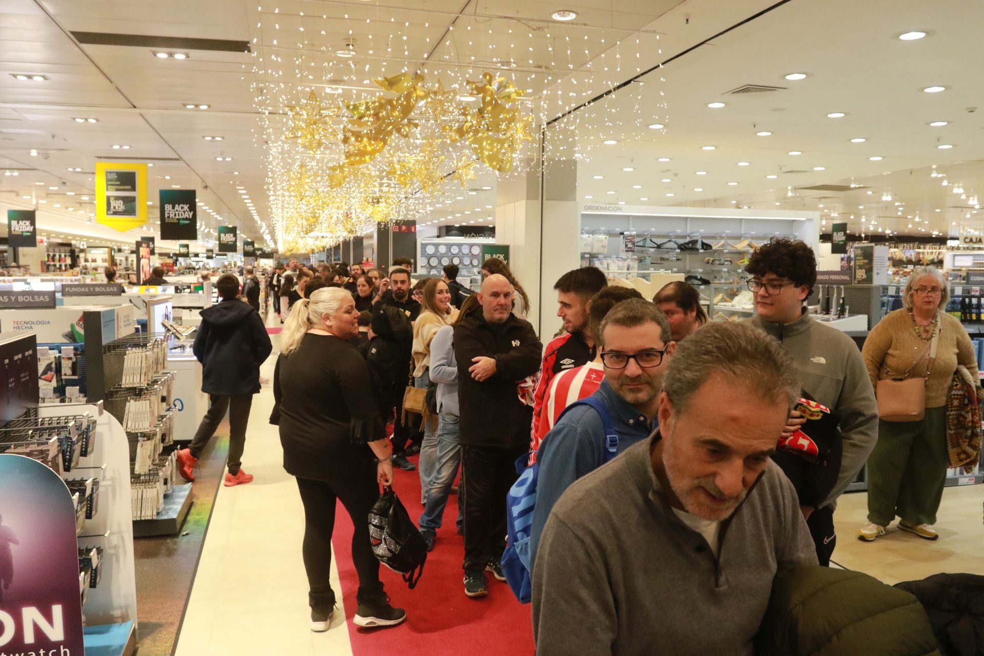 Los jugadores del Sporting firmaron autógrafos en El Corte Inglés