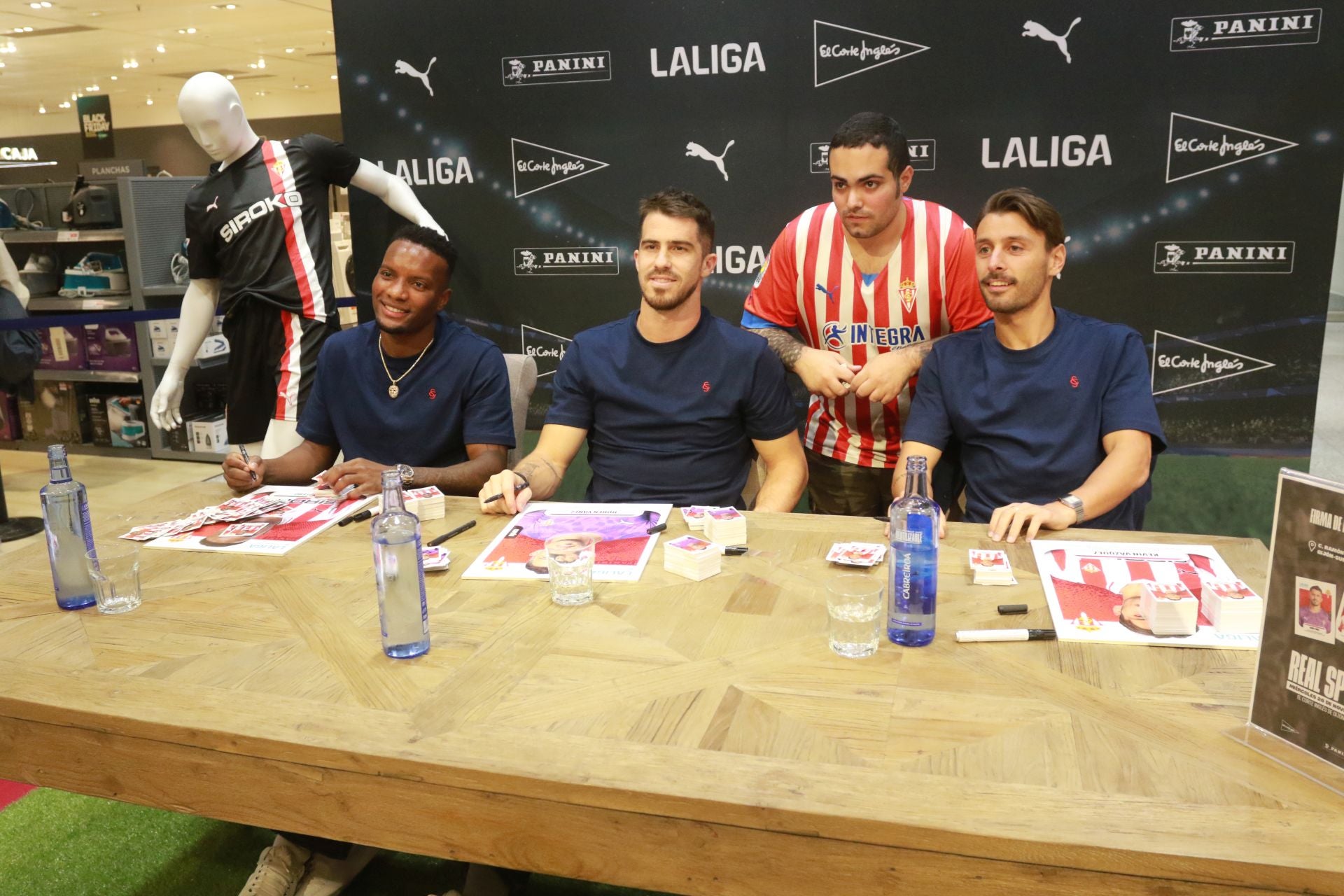 Los jugadores del Sporting firmaron autógrafos en El Corte Inglés