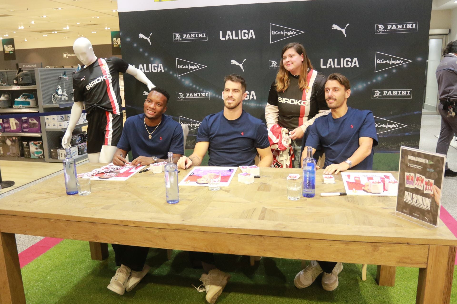 Los jugadores del Sporting firmaron autógrafos en El Corte Inglés
