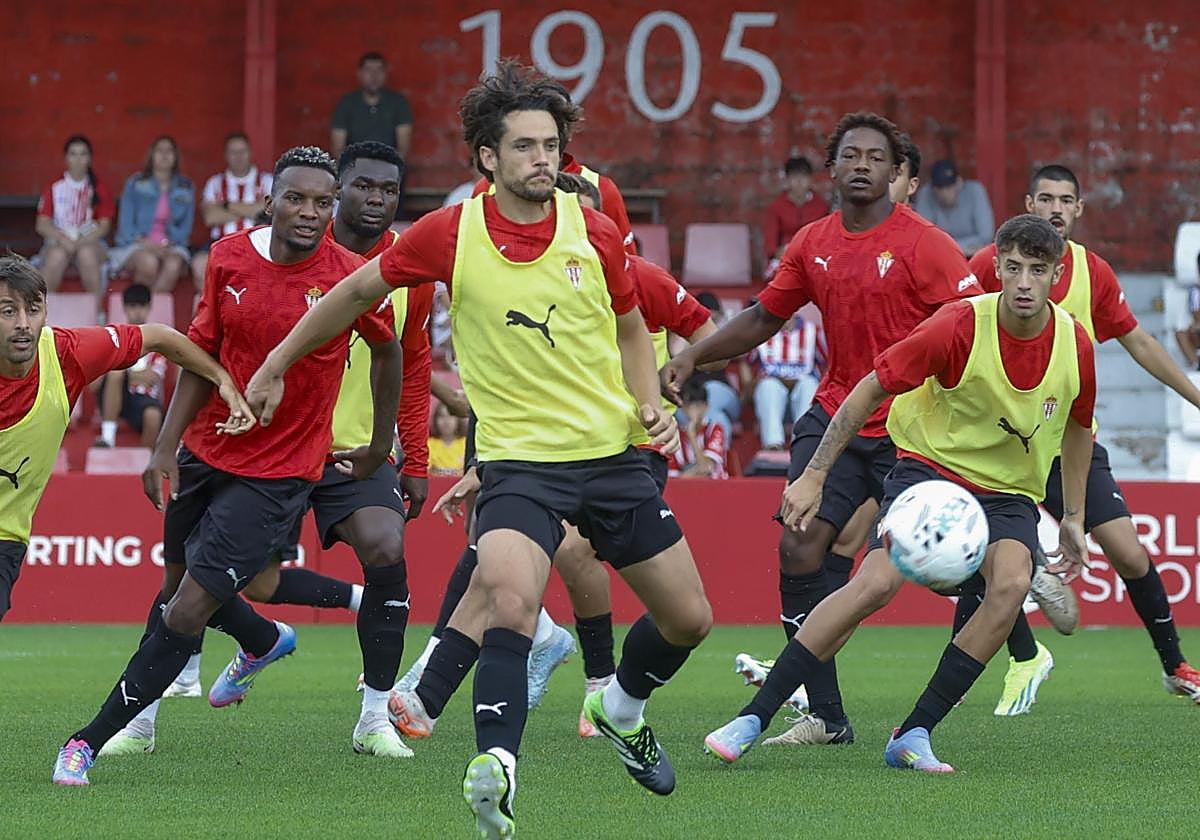 Áles Corredera, en un entrenamiento con el Sporting.