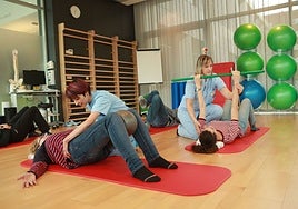 Fisioterapeutas atienden a dos pacientes.