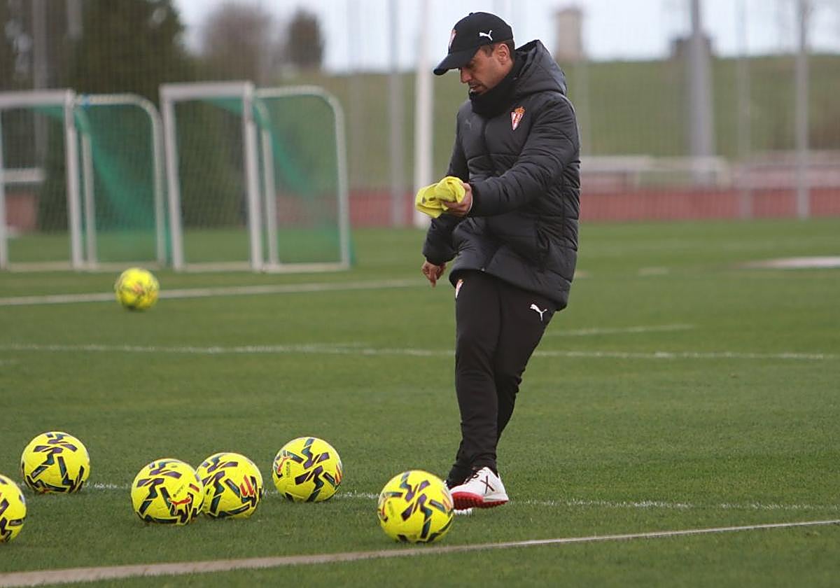 Borja Jiménez, golpeando un balón durante un entrenamiento del Sporting de Gijón en Mareo.