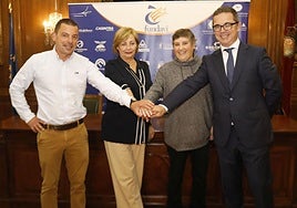 Felipe Blanco, a la izquierda, junto a Mariví Monteserín, en la firma de un convenio con Pasek.