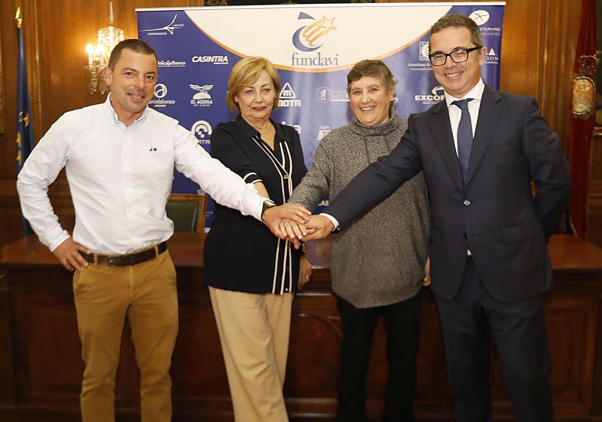 Felipe Blanco, a la izquierda, junto a Mariví Monteserín, en la firma de un convenio con Pasek.