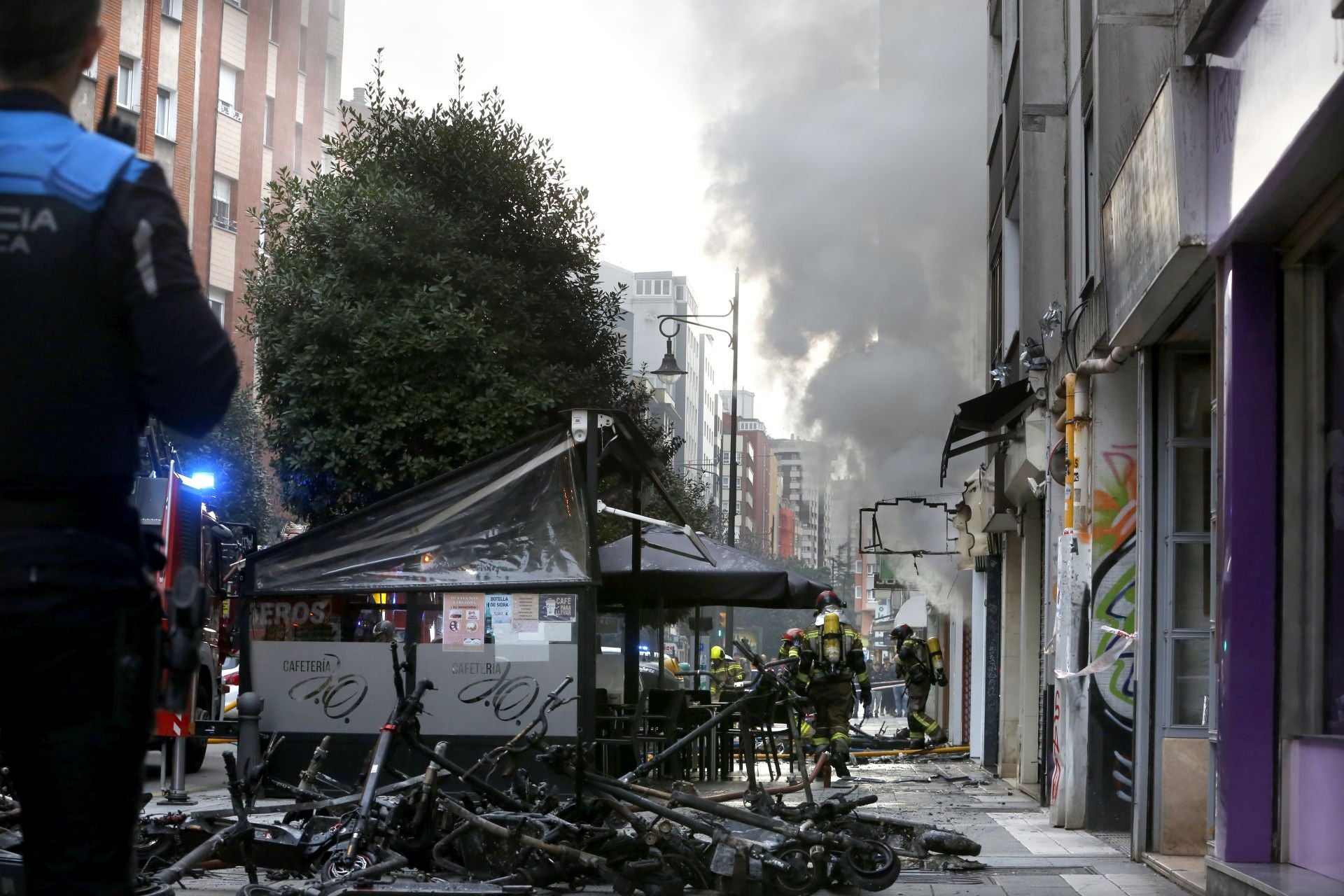 Explosión en una tienda de patinetes eléctricos en Gijón, en imágenes