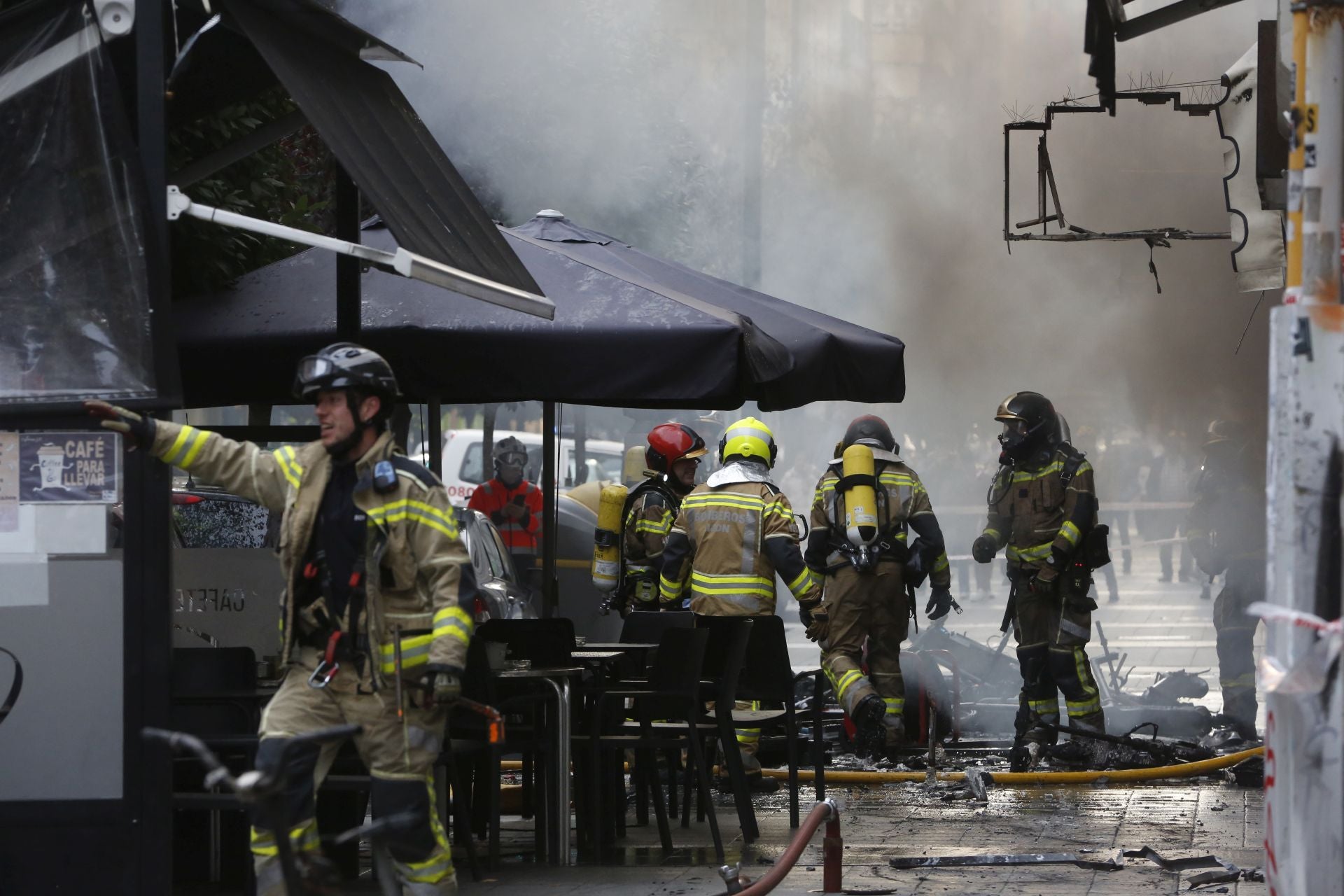 Explosión en una tienda de patinetes eléctricos en Gijón, en imágenes
