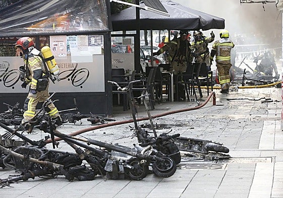Explosión en una tienda de patinetes eléctricos en Gijón, en imágenes