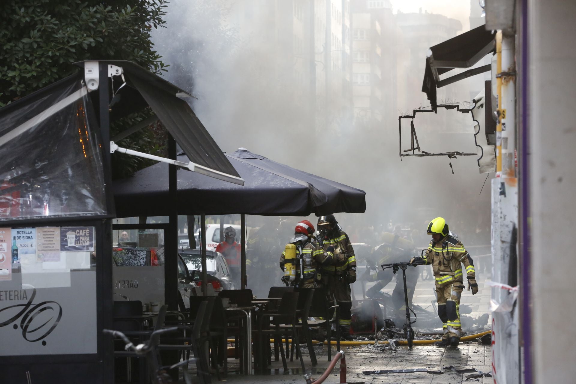 Explosión en una tienda de patinetes eléctricos en Gijón, en imágenes