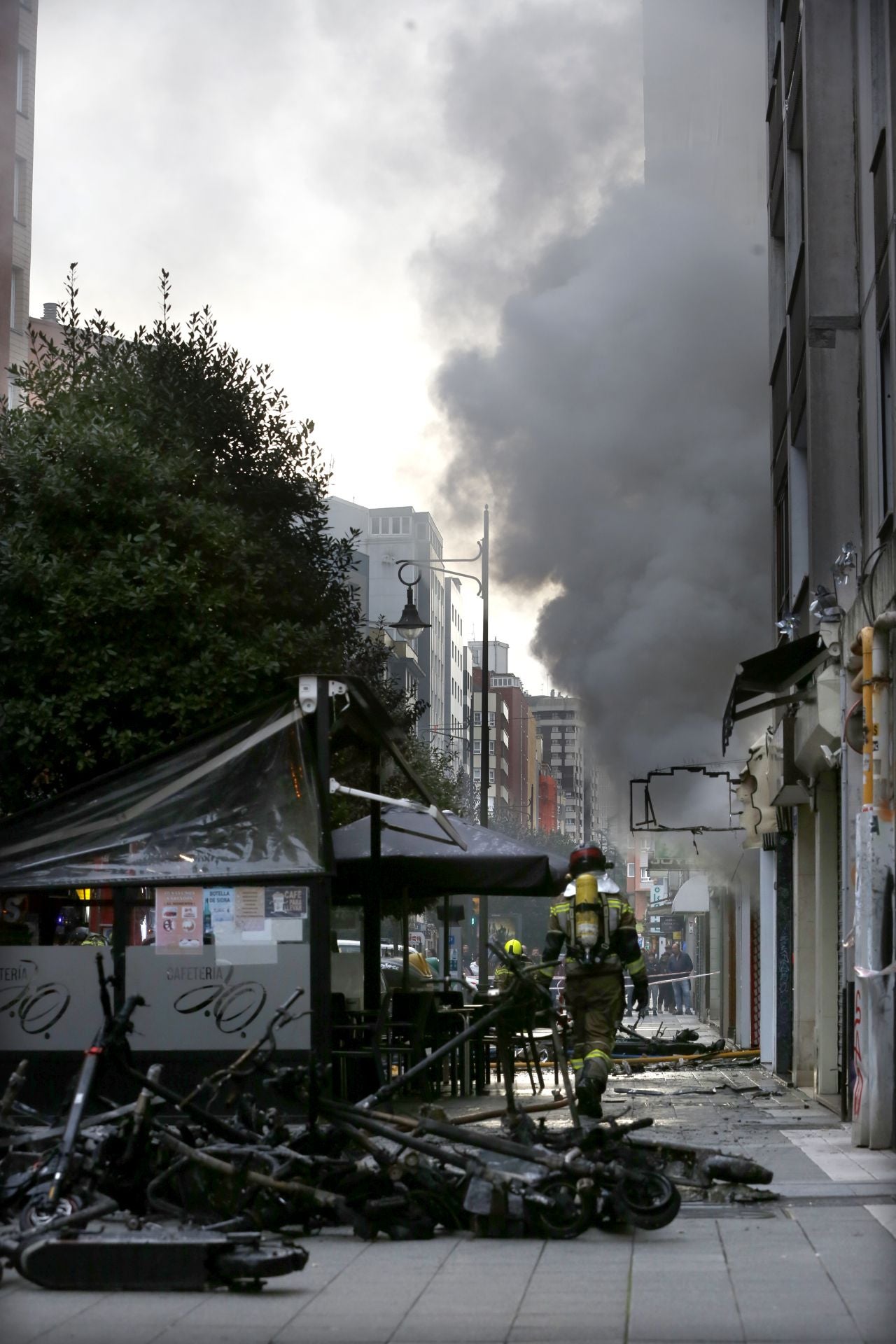 Explosión en una tienda de patinetes eléctricos en Gijón, en imágenes