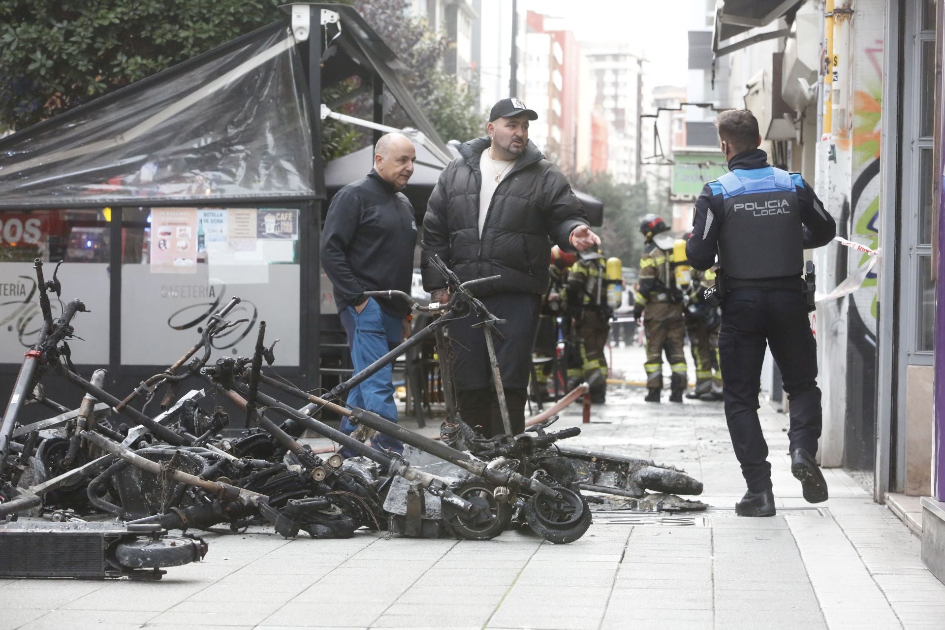 Explosión en una tienda de patinetes eléctricos en Gijón, en imágenes