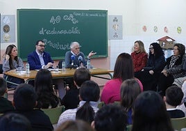 El presidente Adrián Barbón y el expresidente Pedro de Silva, durante la celebración el año pasado del 40 aniversario de la enseñanza de la llingua en las aulas.