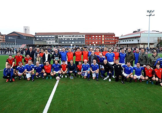 Veteranos del Real Oviedo y entrenadores del Loyola, antes de jugar el partido de fútbol.