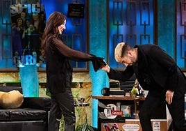 Luz Casal, anoche, con Broncano haciéndole una reverencia.