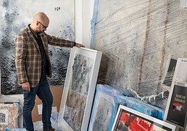 El artista, junto a algunas de las obras que conforman la muestra.