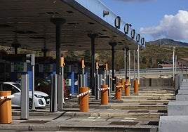 Turismos tratando de superar las barreras del peaje del Huerna.