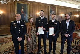 Rafael Rodríguez, jefe de la Policía Local, la alcaldesa Mariví Monteserín, los subinspectores Jonathan Román y Daniel Carreño y el concejal de Recursos Humanos, Noé Vega, en el salón de recepciones del Ayuntamiento