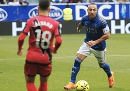 Santi Cazorla, durante el Real Oviedo - Rayo Vallecano.