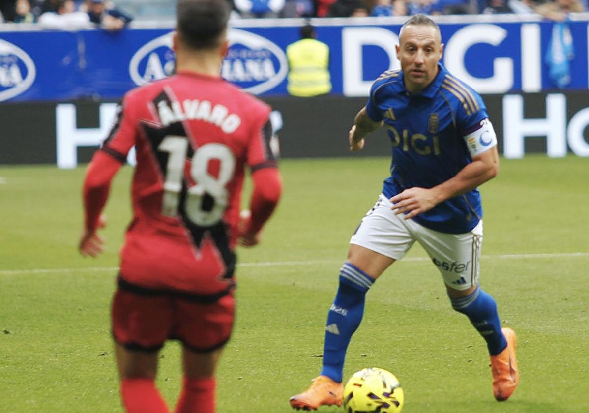 Santi Cazorla, durante el Real Oviedo - Rayo Vallecano.