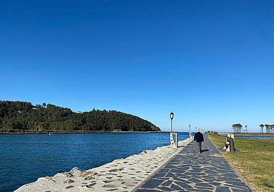 Paseo marítimo de la ría de Navia. Frente a él, el concejo de Coaña.