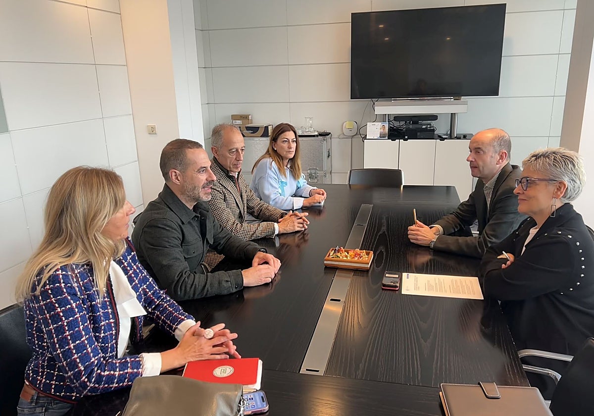 Reunión de la delegación municipal del Ayuntamiento de Siero, encabezada por el alcalde Ángel García; el edil de Deporte, Salud y Protección contra Incendios, Jesús Abad; la portavoz de la Plataforma Vecinal La Fresneda, Alejandra Cuadriello, y la portavoz municipal de Izquierda Unida, Teresa Álvarez, con la consejera de Salud, Concepción Saavedra, y el viceconsejero de Política Sanitaria, Pablo García