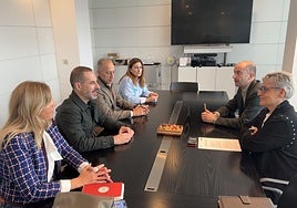 Reunión de la delegación municipal del Ayuntamiento de Siero, encabezada por el alcalde Ángel García; el edil de Deporte, Salud y Protección contra Incendios, Jesús Abad; la portavoz de la Plataforma Vecinal La Fresneda, Alejandra Cuadriello, y la portavoz municipal de Izquierda Unida, Teresa Álvarez, con la consejera de Salud, Concepción Saavedra, y el viceconsejero de Política Sanitaria, Pablo García