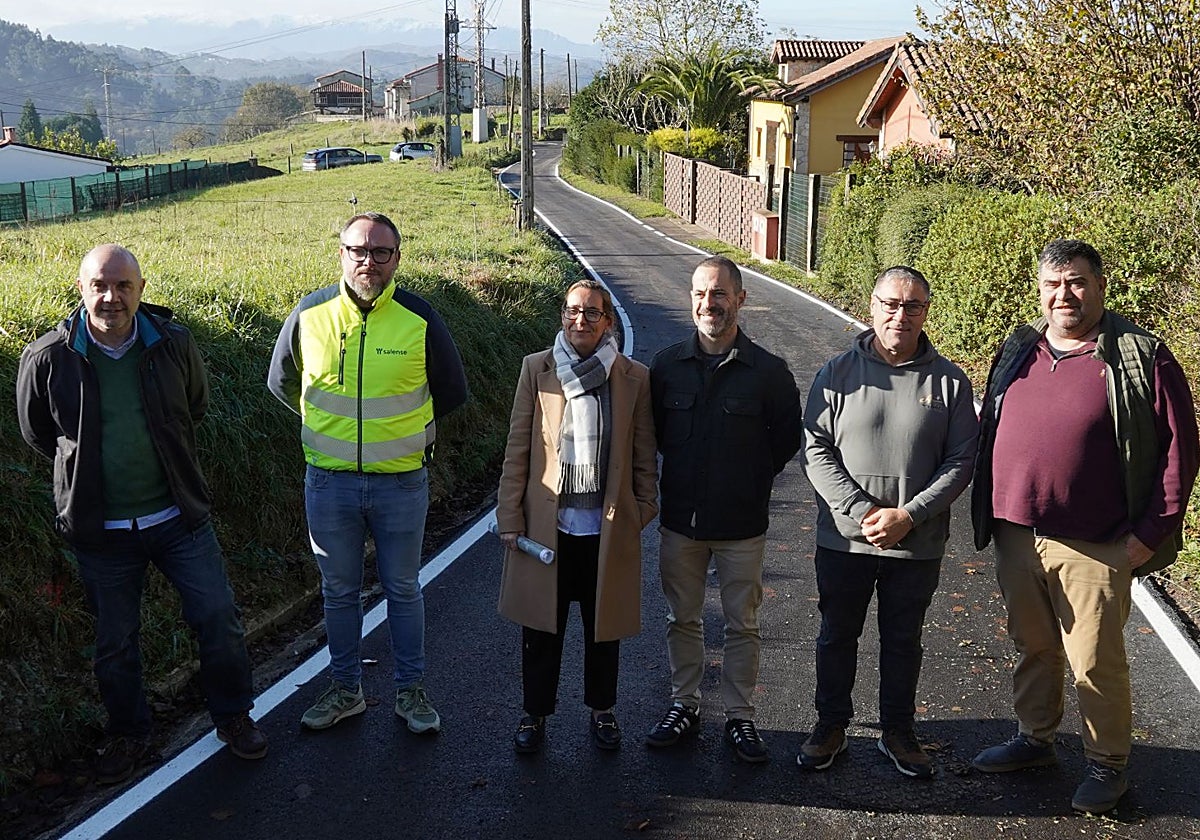 Jorge Alonso y Juanjo López, de la empresa adjudicataria; Leire Gabilondo, técnico municipal; Ángel García, alcalde de Siero; Manuel Pergentino Martínez, concejal de Abastecimiento de Agua y Saneamiento, y José González, de la empresa adjudicataria.