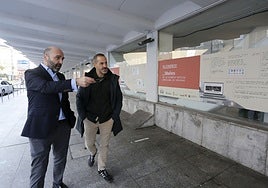 Diego Oliveira, director de Marketing de EL COMERCIO, hace el recorrido por la muestra con el alcalde de Siero, Ángel García, 'Cepi'.