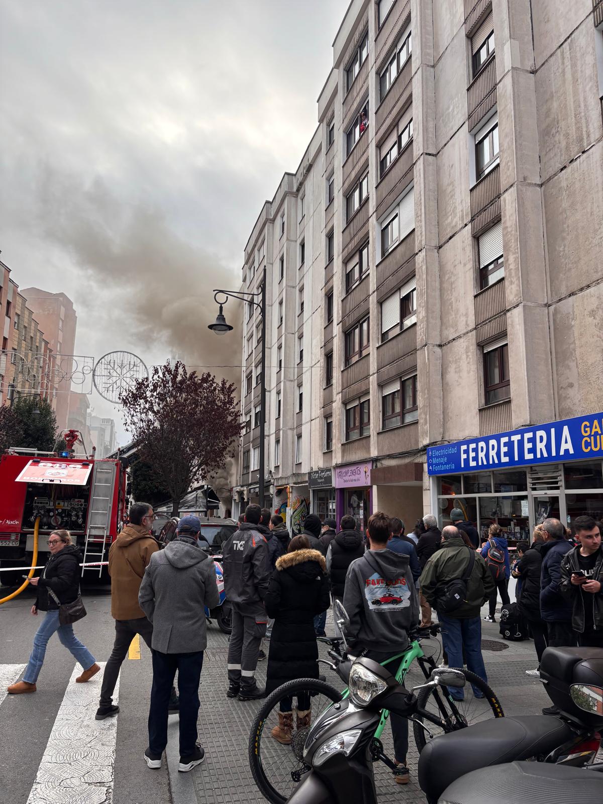 Explosión en una tienda de patinetes eléctricos en Gijón, en imágenes