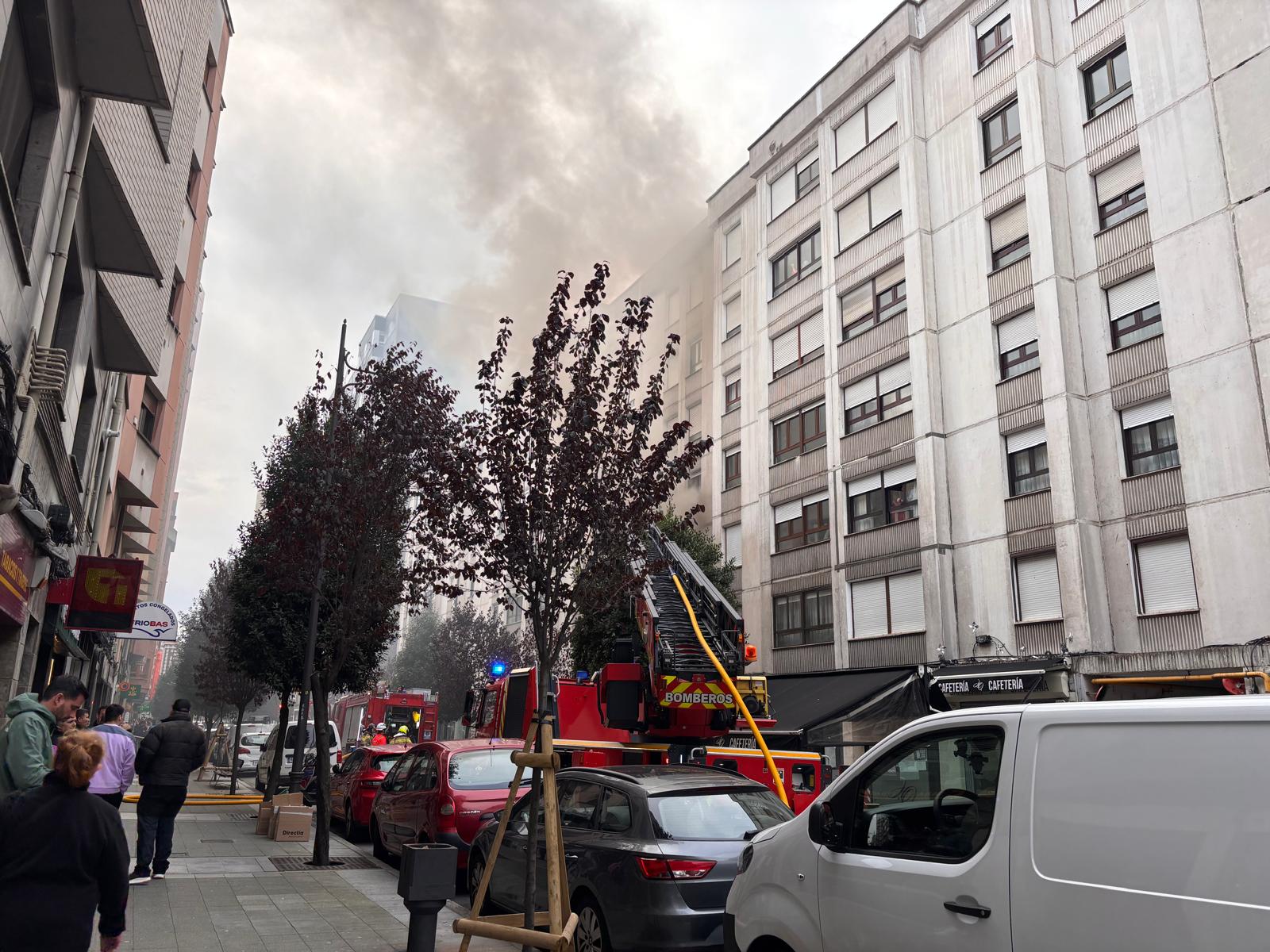 Explosión en una tienda de patinetes eléctricos en Gijón, en imágenes