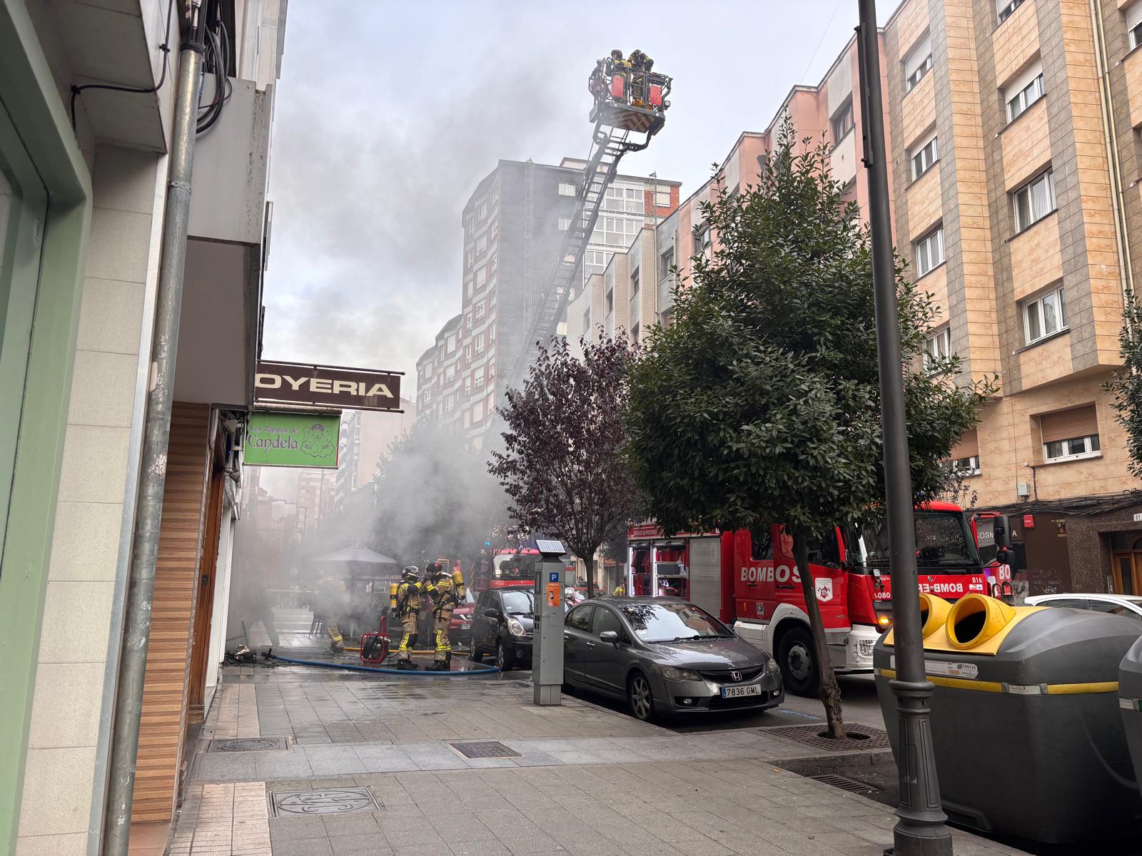 Explosión en una tienda de patinetes eléctricos en Gijón, en imágenes