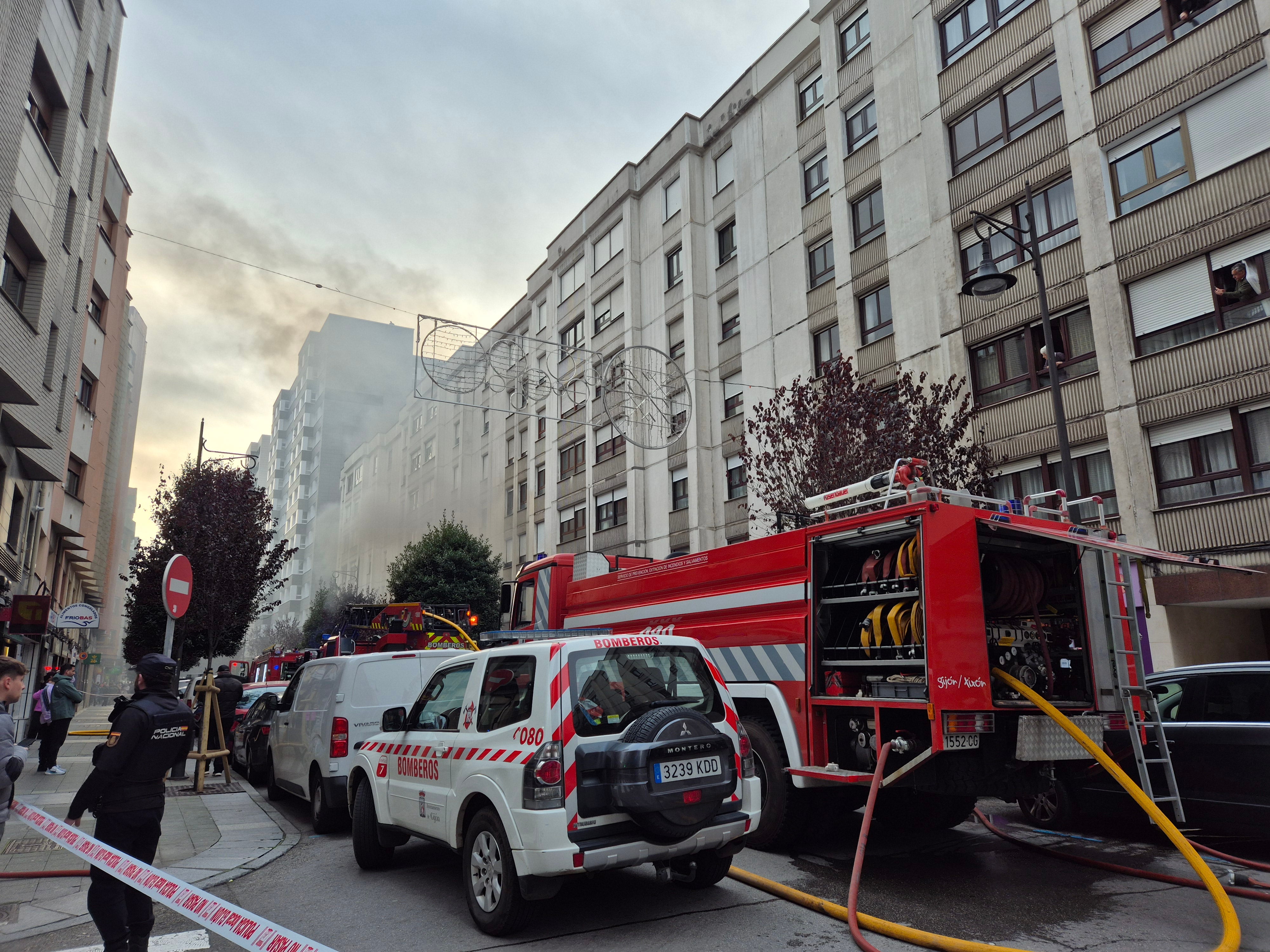 Explosión en una tienda de patinetes eléctricos en Gijón, en imágenes