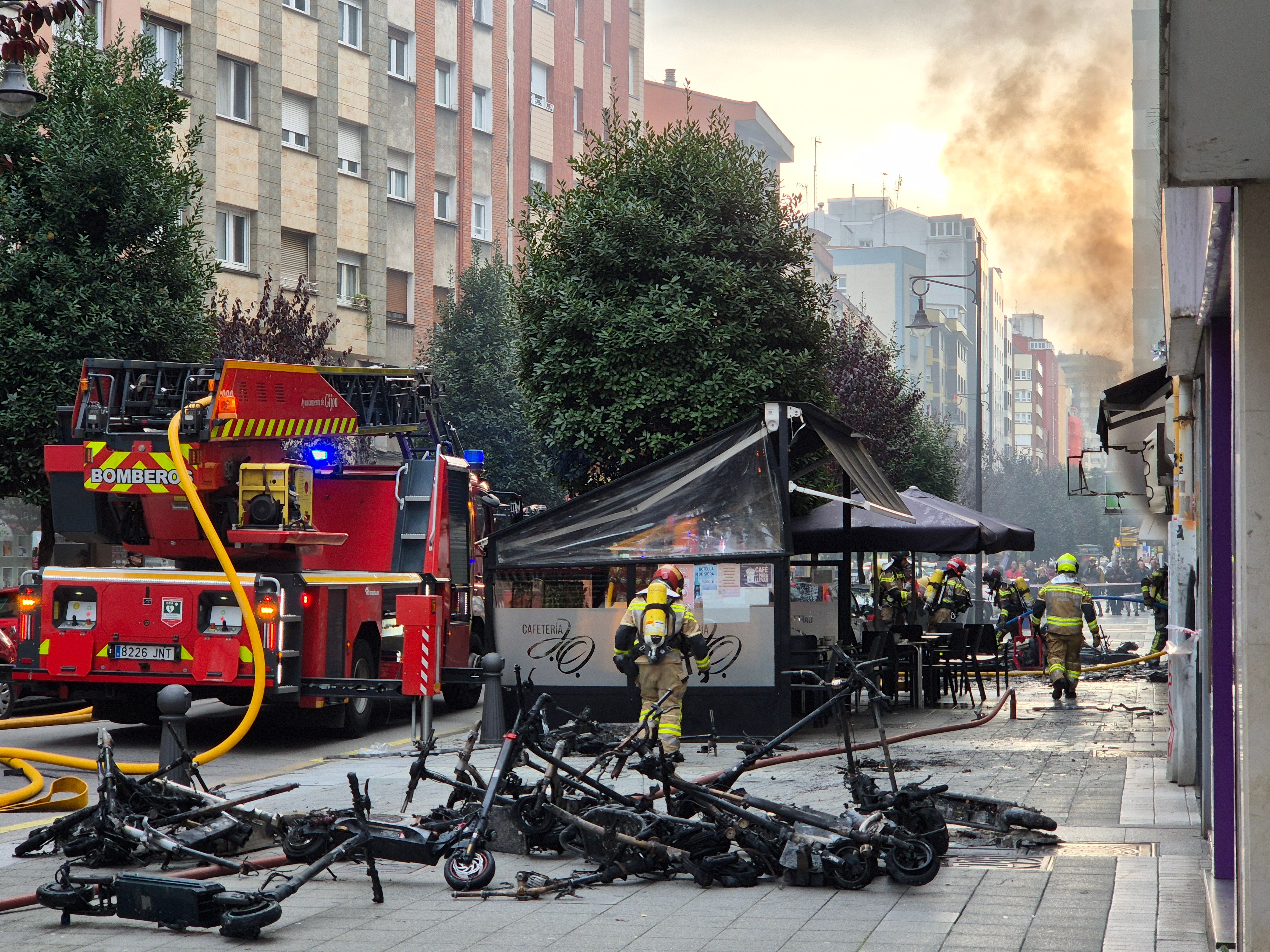 Explosión en una tienda de patinetes eléctricos en Gijón, en imágenes